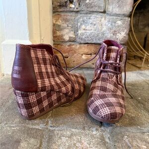 Toms Burgundy Plaid Lace Up Boots